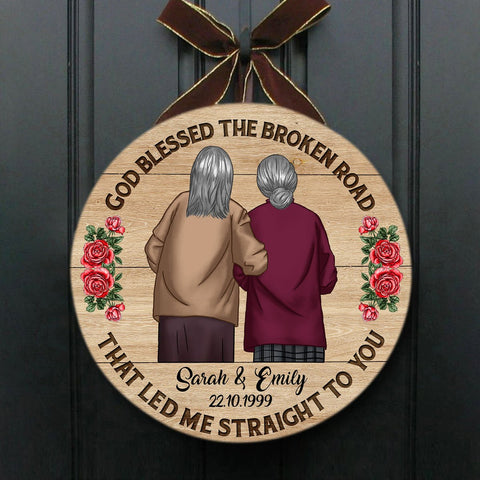 Old Couple Woman & Woman Circle Sign - God Blessed The Broken Road That Led Me Straight To You Wooden Circle Sign - TT0622QA
